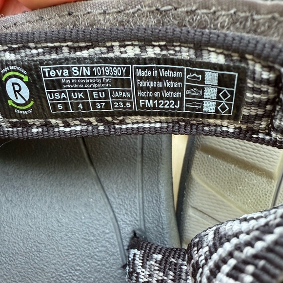 Teva Black and Gray Strappy Sandals Size 5 - Picture 7 of 9